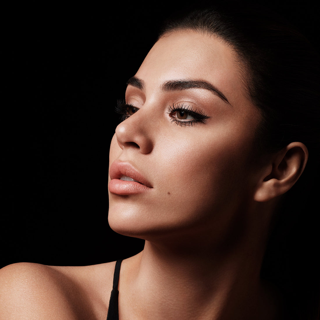 Image of model with cat eye eyeliner